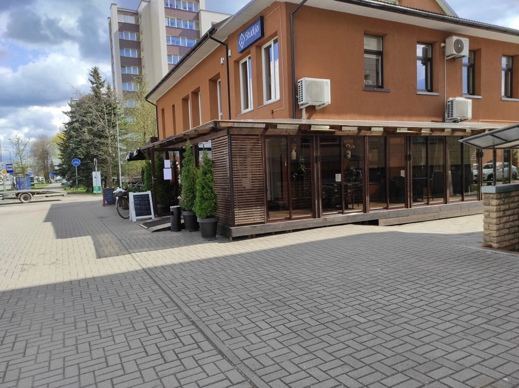 Kavinių terasos kol kas apytuštės