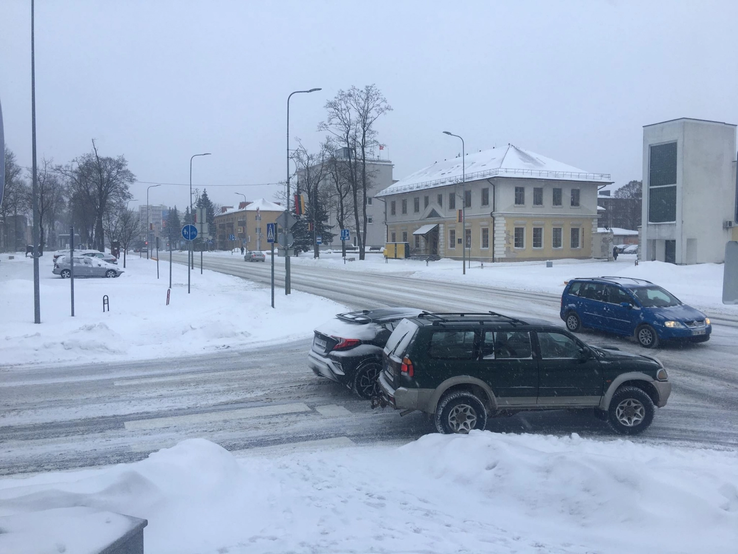 Keliuose yra slidžių ruožų