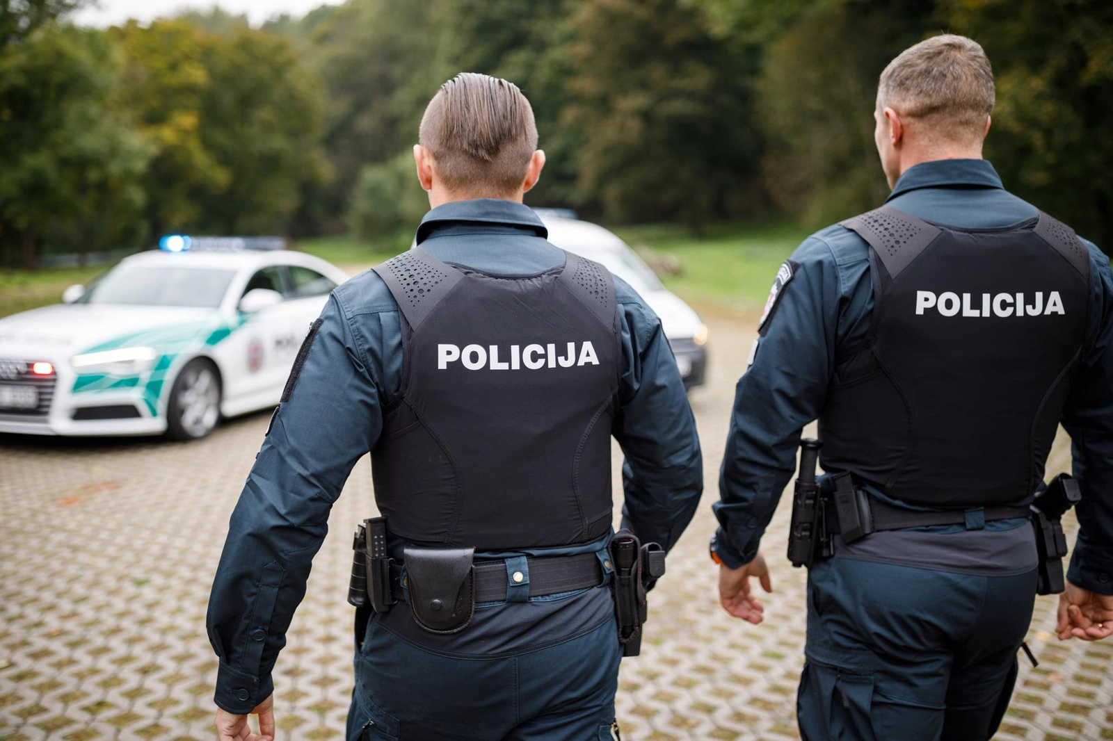 Kerštingas kaimynas automobiliu valkiojo vyrą