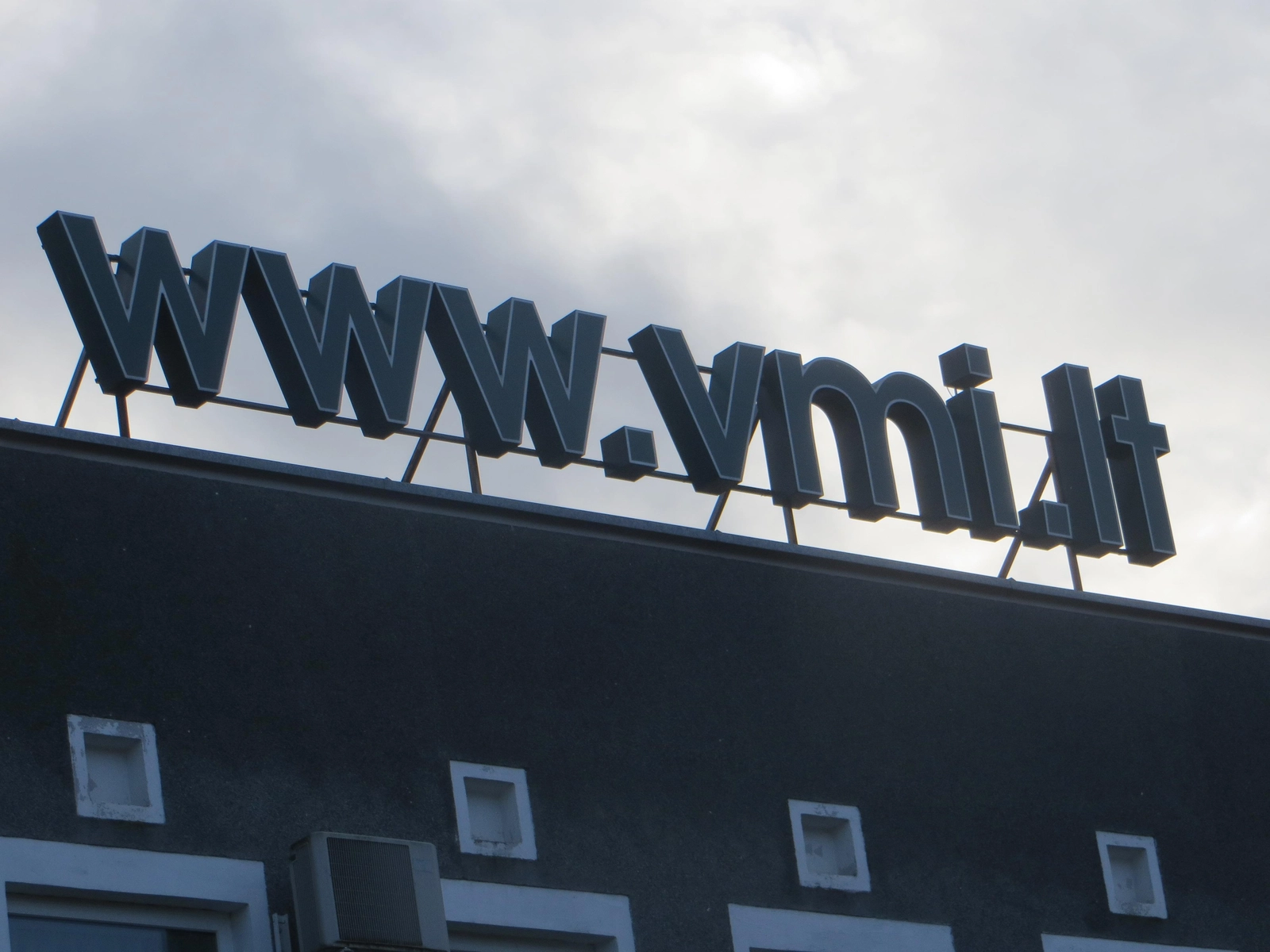 Kibernetinės atakos prieš valstybės institucijas tęsiasi, VMI stabdo informacines sistemas