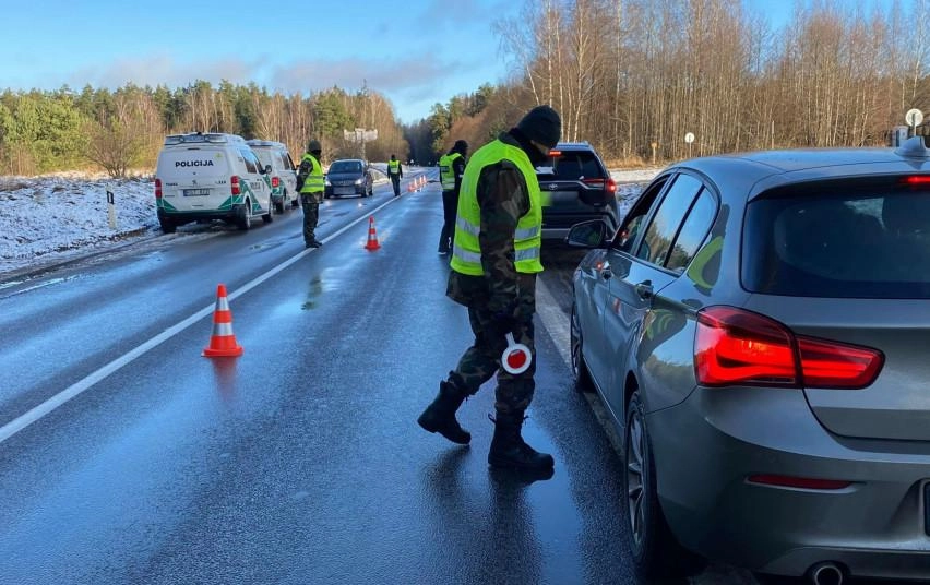 Kontrolės postai išlieka, dėmesys grįžusiesiems iš Didžiosios Britanijos