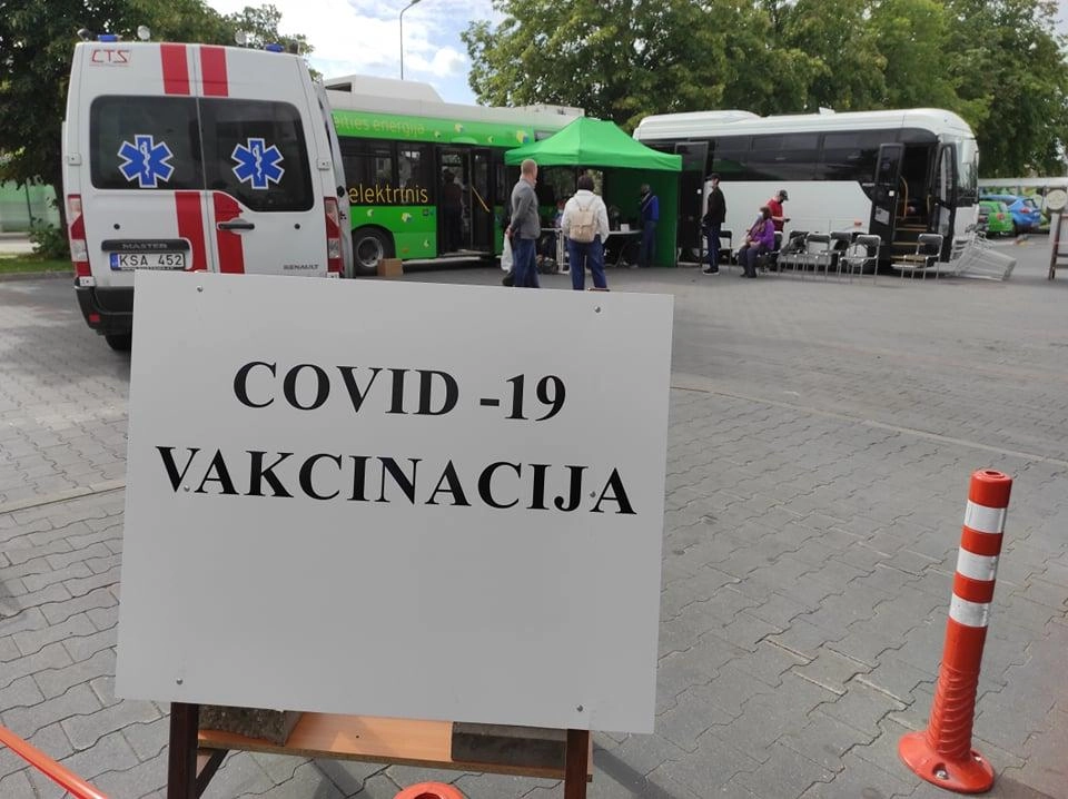 Koronavirusas: per parą – 14 naujų atvejų, vakcinuojama prie „Maximos“