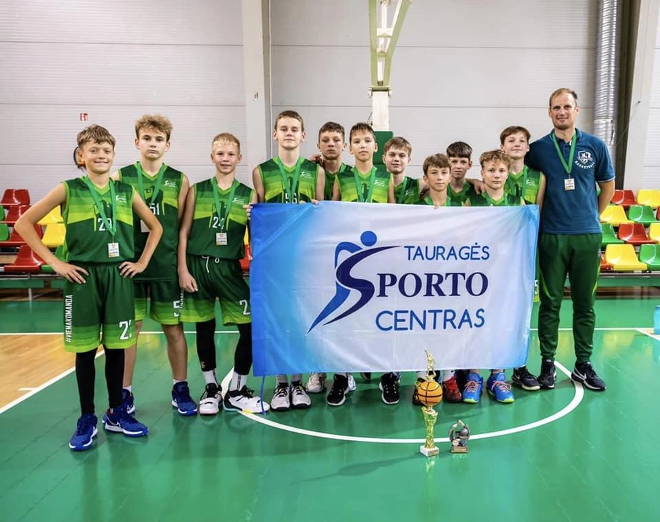 Krepšinio aikštelėje jaunimas rodo kovotojų charakterį