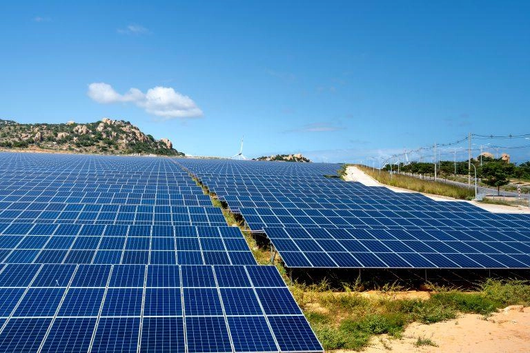 Kviečia teikti paraiškas saulės elektrinėms įsirengti