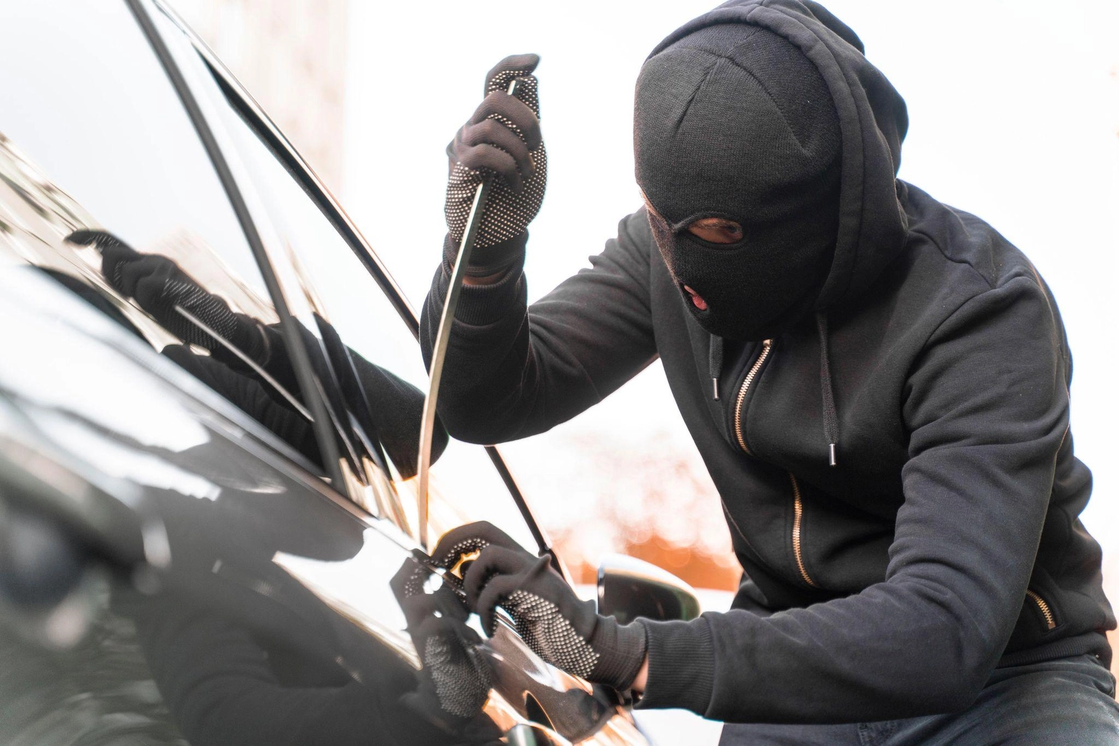 Lauksargiuose bandyta įsilaužti į automobilį