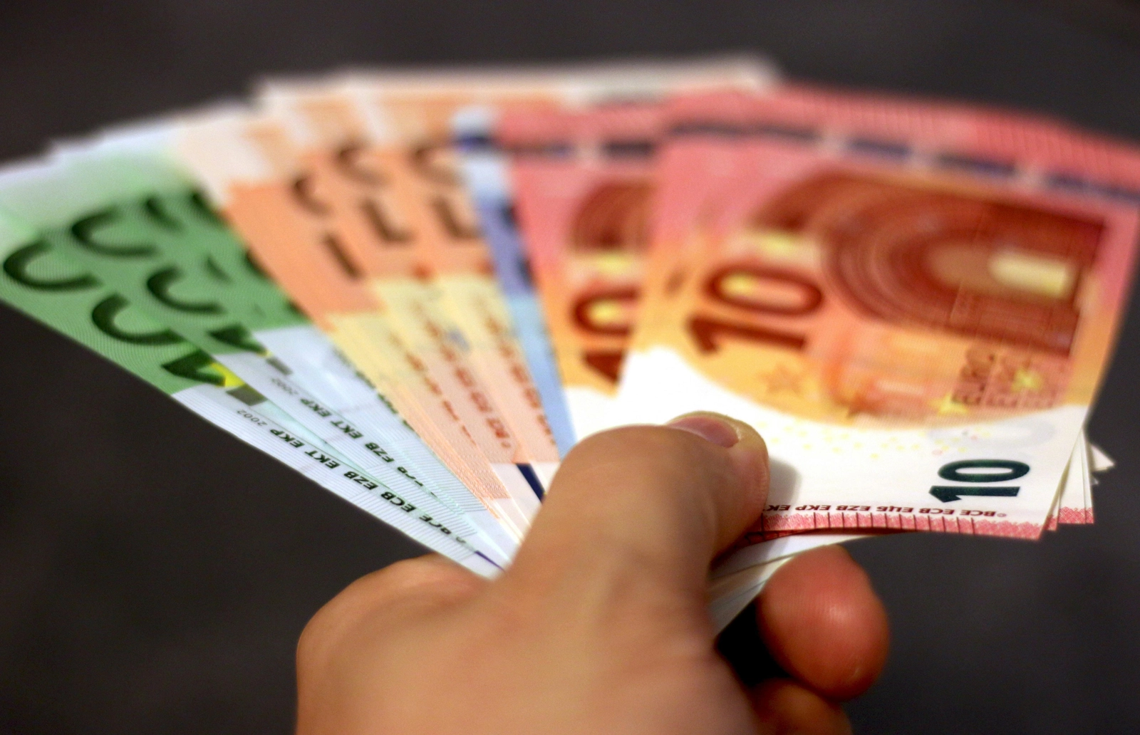 Liepą įsigalioja nauja išskaitų iš skolininkų atlygini
