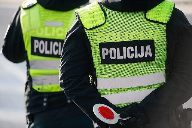 Mažonuose siautėjęs vyras sulaikytas, dar du – ieškomi
