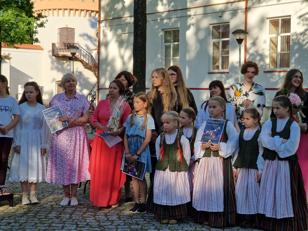 Meno mokykloje – ypatinga šventė, paskelbti „Metų žiburiai“