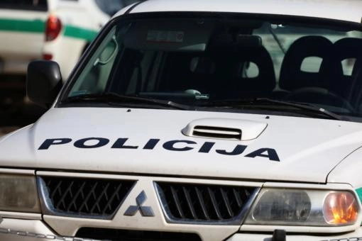 Mirė automobilio prispaustas vyras