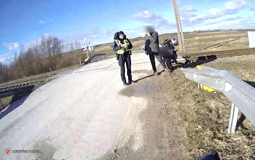 Motorolerių vairuotojams nuo policijos pareigūnų pasprukti nepavyko (vaizdo įrašas)