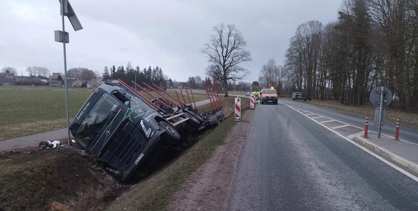 Neblaivaus vairuotojo kelionė baigėsi griovyje