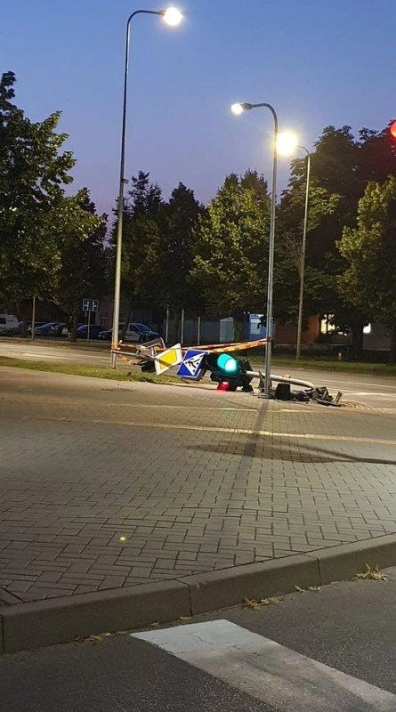 Neblaivūs važinėjo miesto gatvėmis, nuvertė šviesoforą