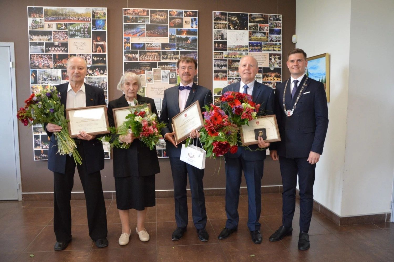 Net keturiems tauragiškiams įteiktos garbės piliečių regalijos