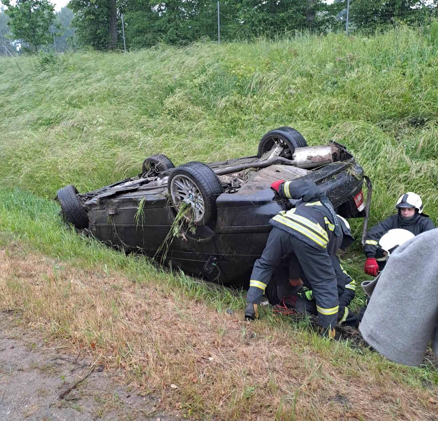 Netoli Juodpetrių kaimo apsivertė BMW