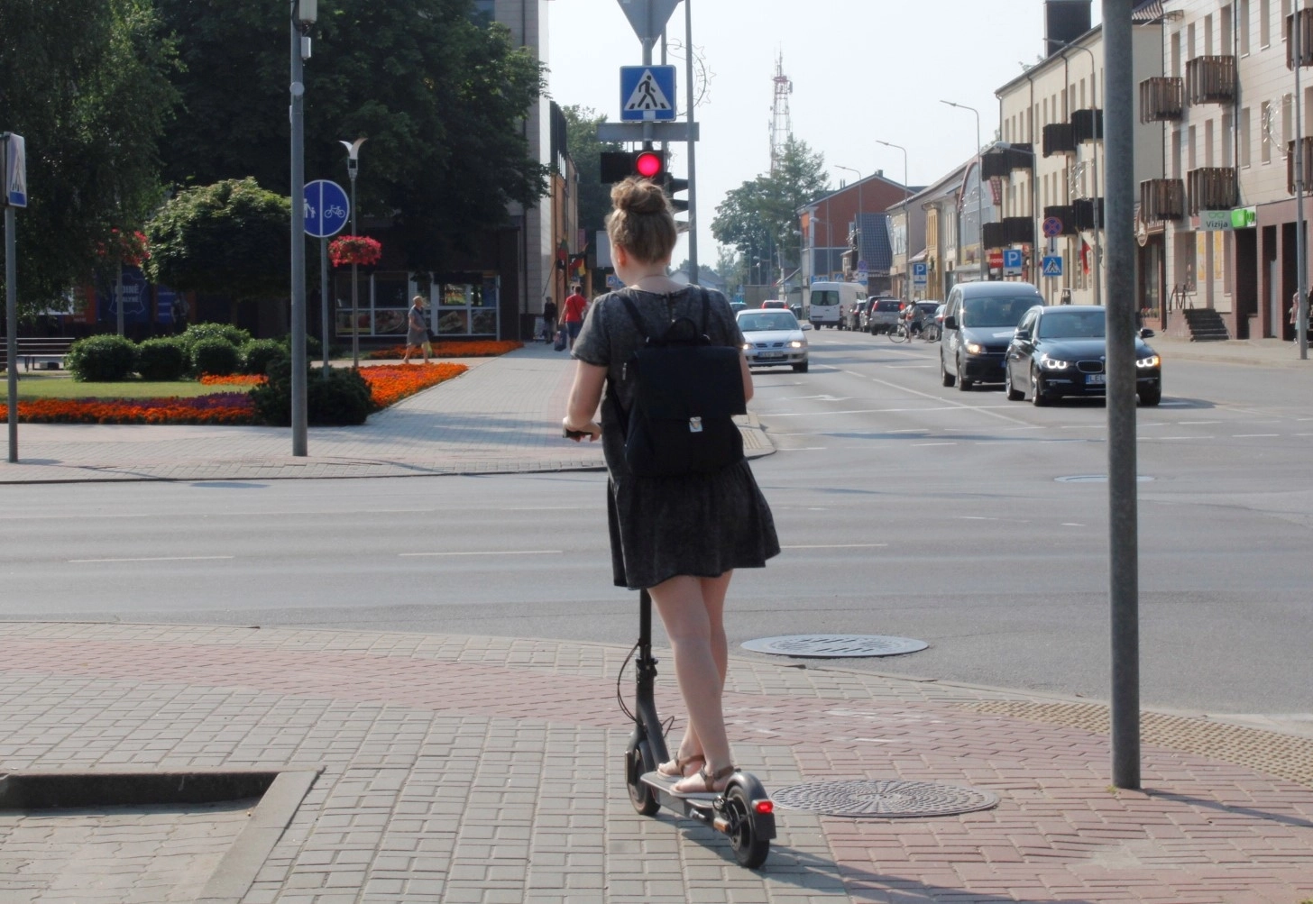 Nors negalima, bet elektrinius paspirtukus nuomojasi ir nepilnamečiai