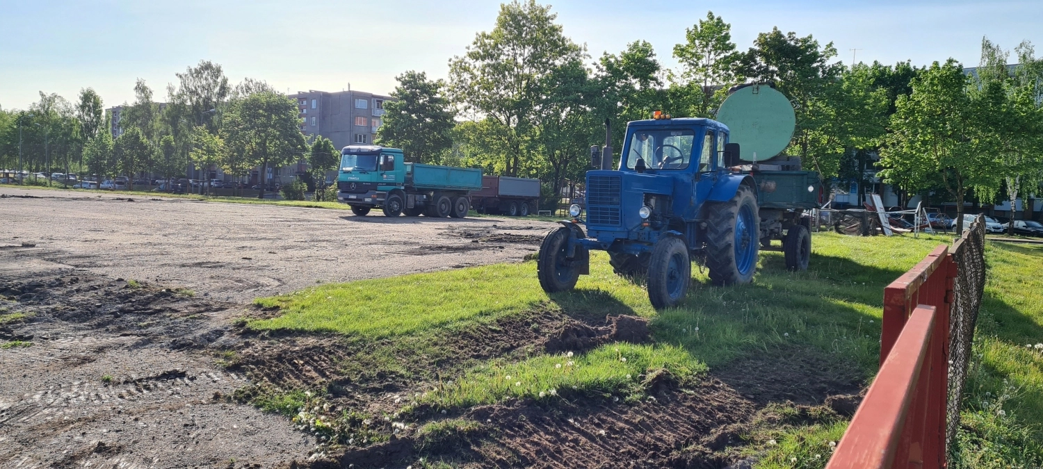 Pagaliau: pradėta ilgai laukta „Šaltinio“ progimnazijos stadiono rekonstrukcija