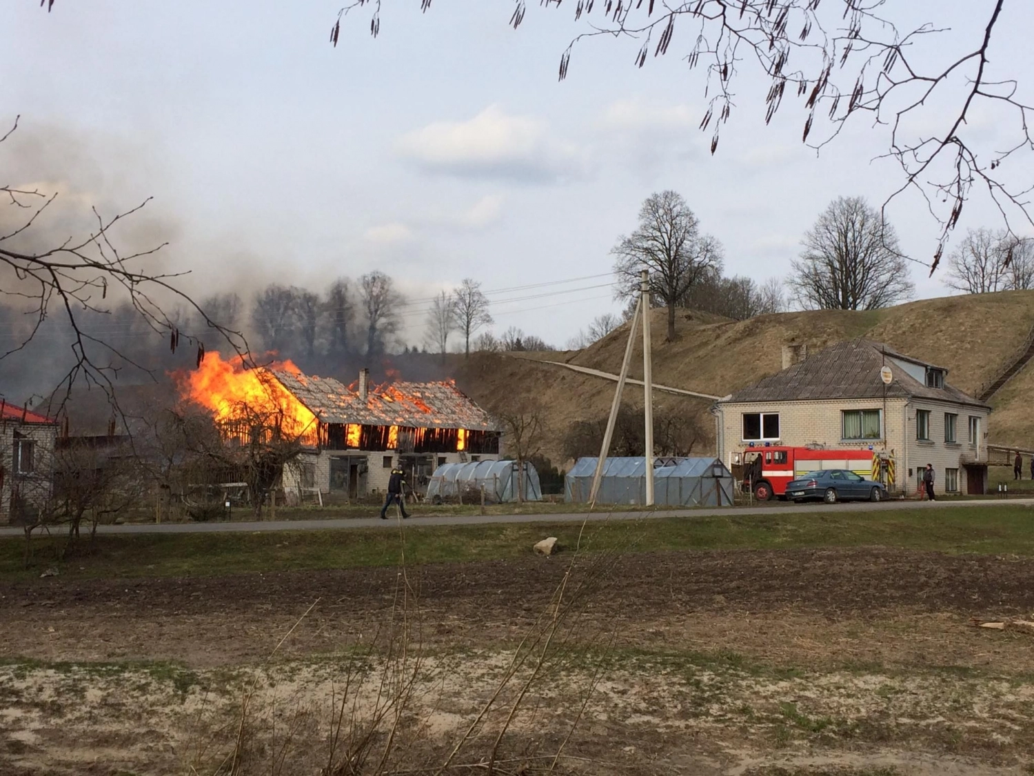 Pagramantyje degė ūkinis pastatas, ugnis persimetė ir ant tvarto