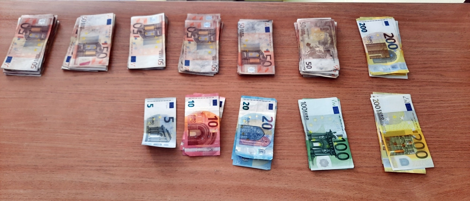 Panemunės kelio poste sulaikyti kontrabanda gabenti grynieji pinigai ir vaistiniai preparatai