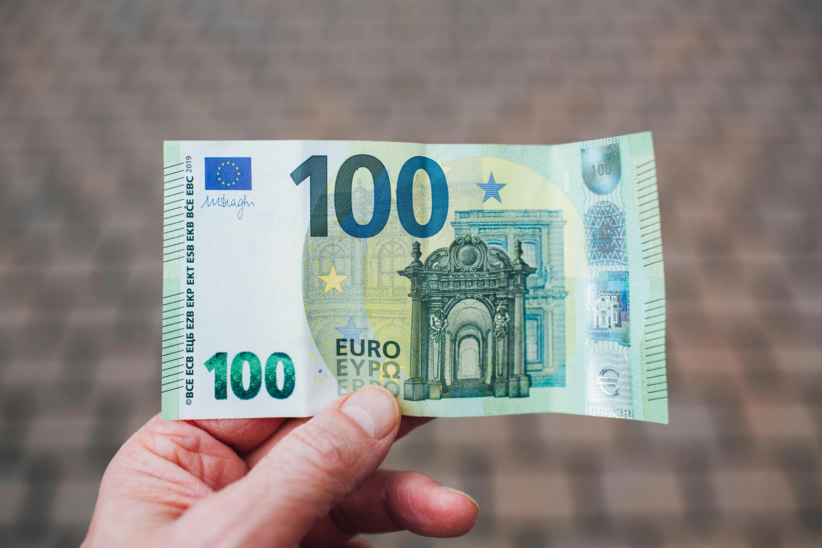 Parduotuvėje įbruko padirbtą banknotą