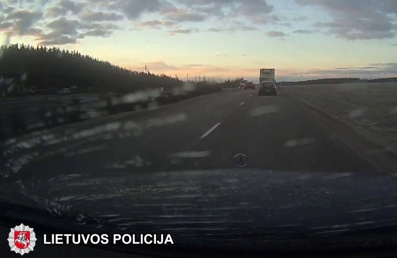 Pareigūnai užfiksavo pavojingai manevruojantį automobilį (vaizdo įrašas)