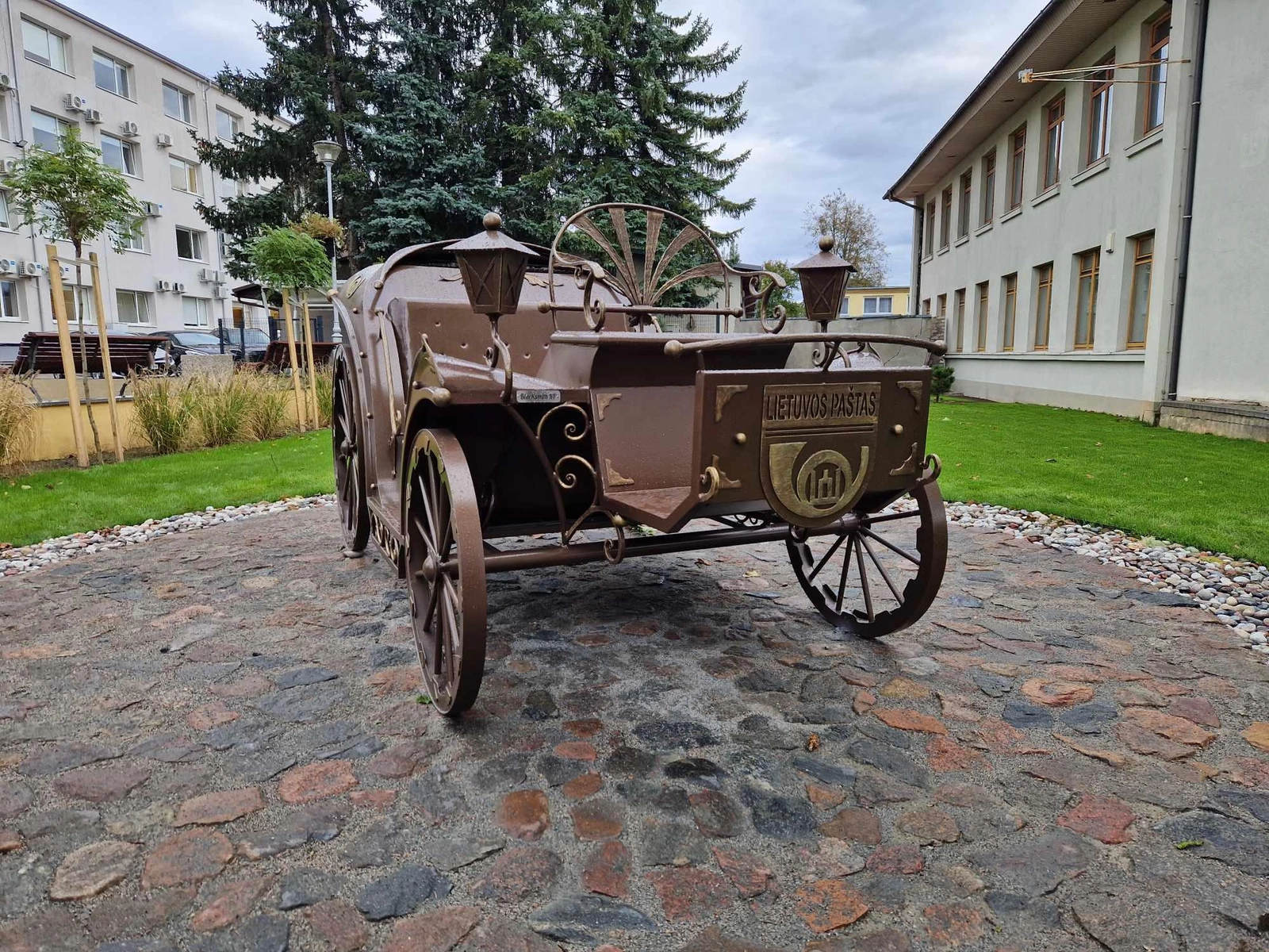 Pašto kiemelyje atidengta pašto karieta