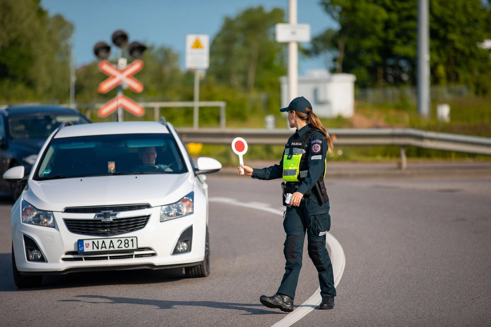Pažeidimai geležinkelio pervažose: policija ragina elgtis atsakingai