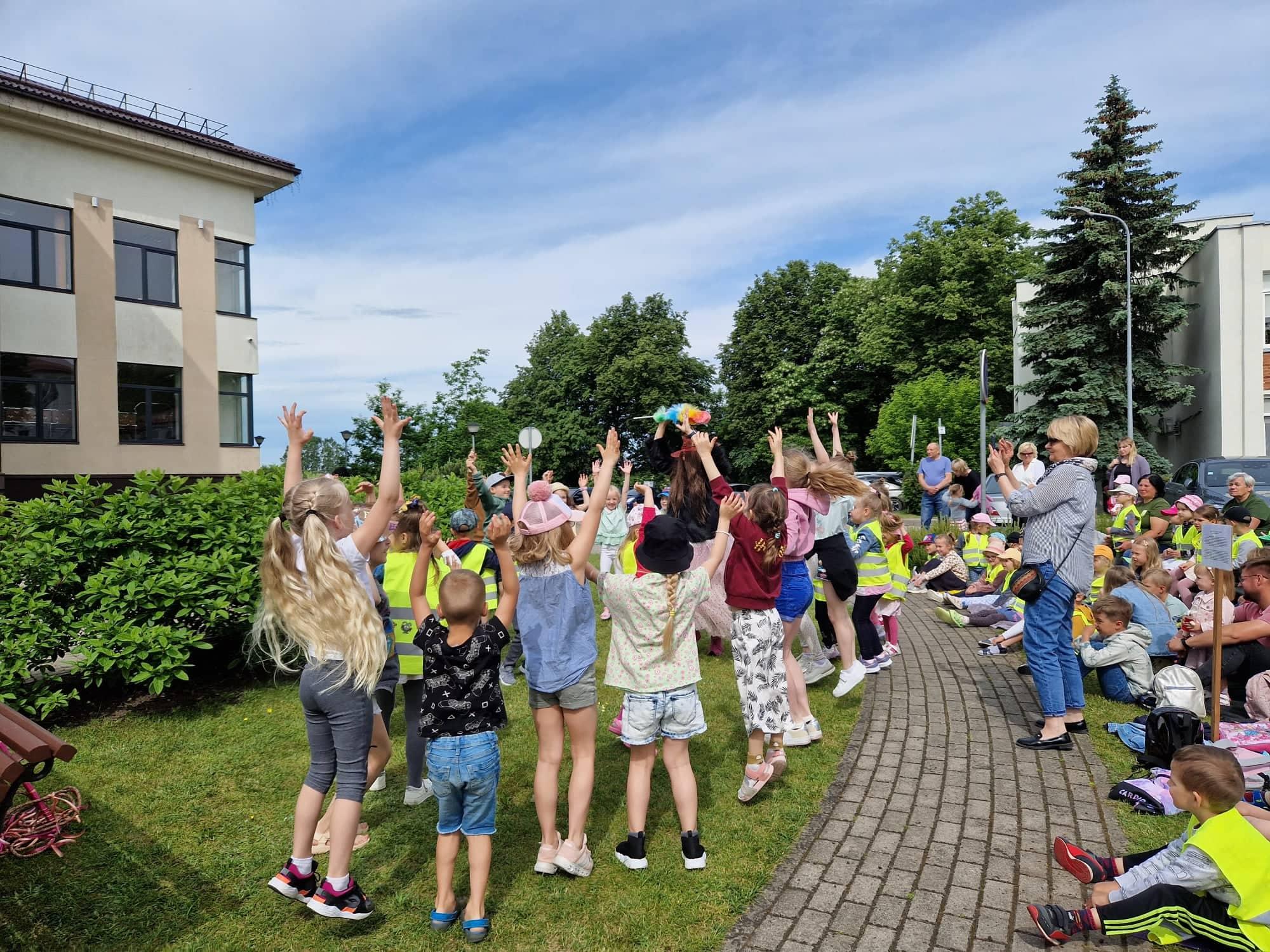 Pažiūrėti spektaklio susirinko gausus būrys vaikų