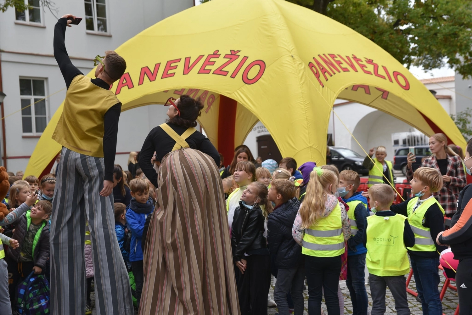 Pilies kiemelis prisipildė vaikų šurmulio – vyko lėlių teatrų festivalis