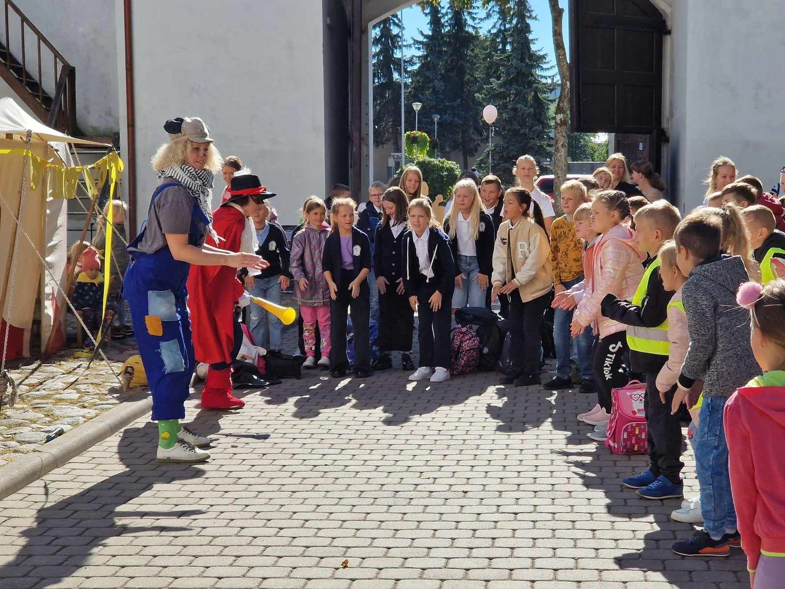 Pilies kiemelyje – vaikų klegesys