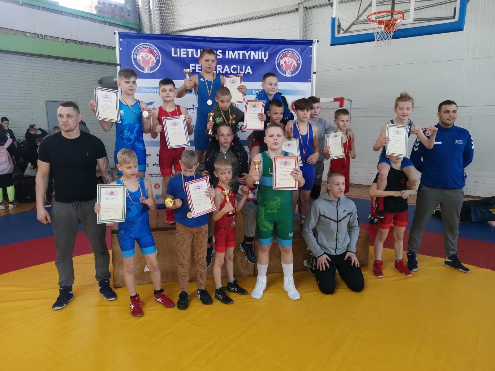 Pirmenybėse imtynininkai skina pergales