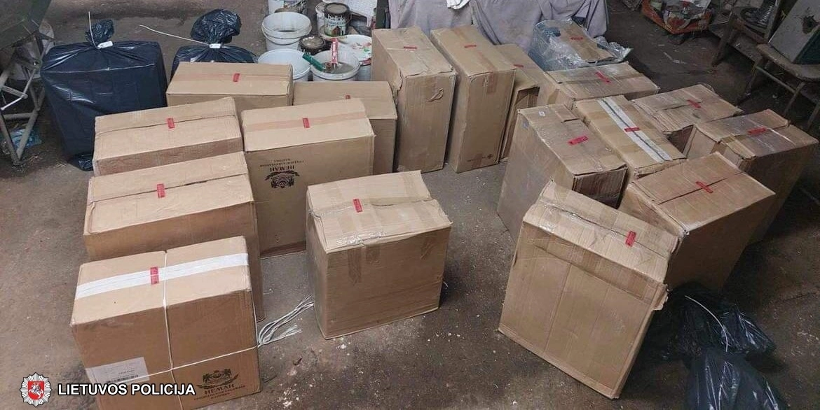 Policijos pareigūnai pastate aptiko daugiau nei 17 tūkst. pakelių kontrabandinių cigarečių