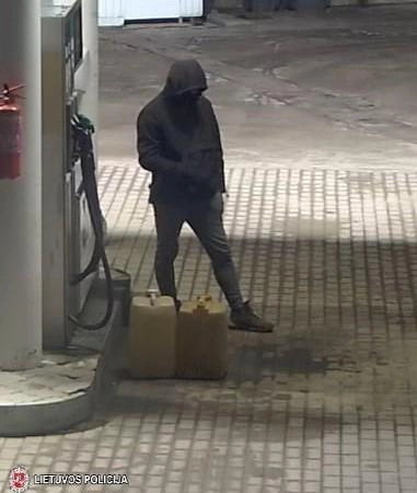 Policijos pareigūnai prašo atpažinti asmenį
