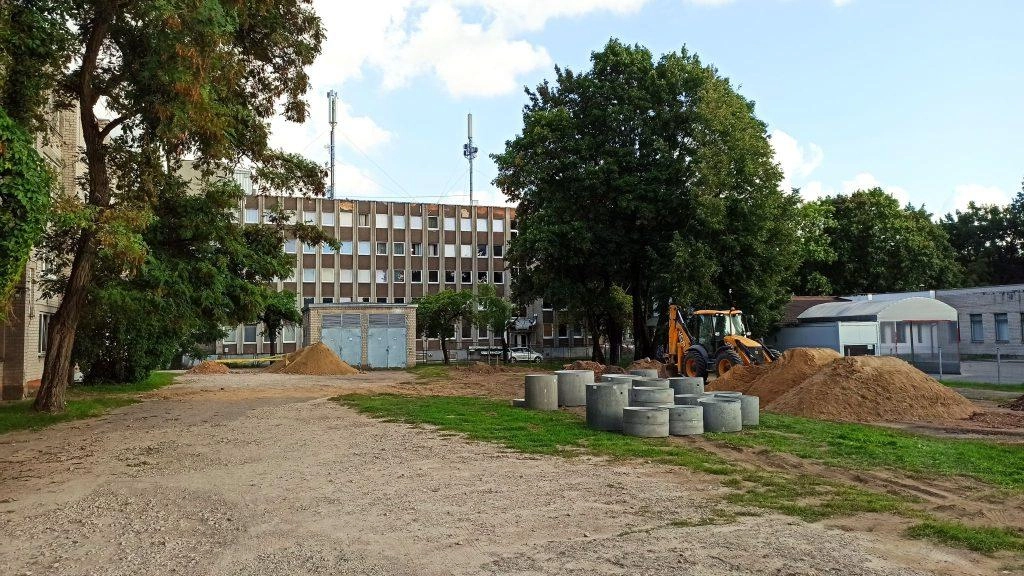 Pradėti automobilių aikštelės įrengimo darbai