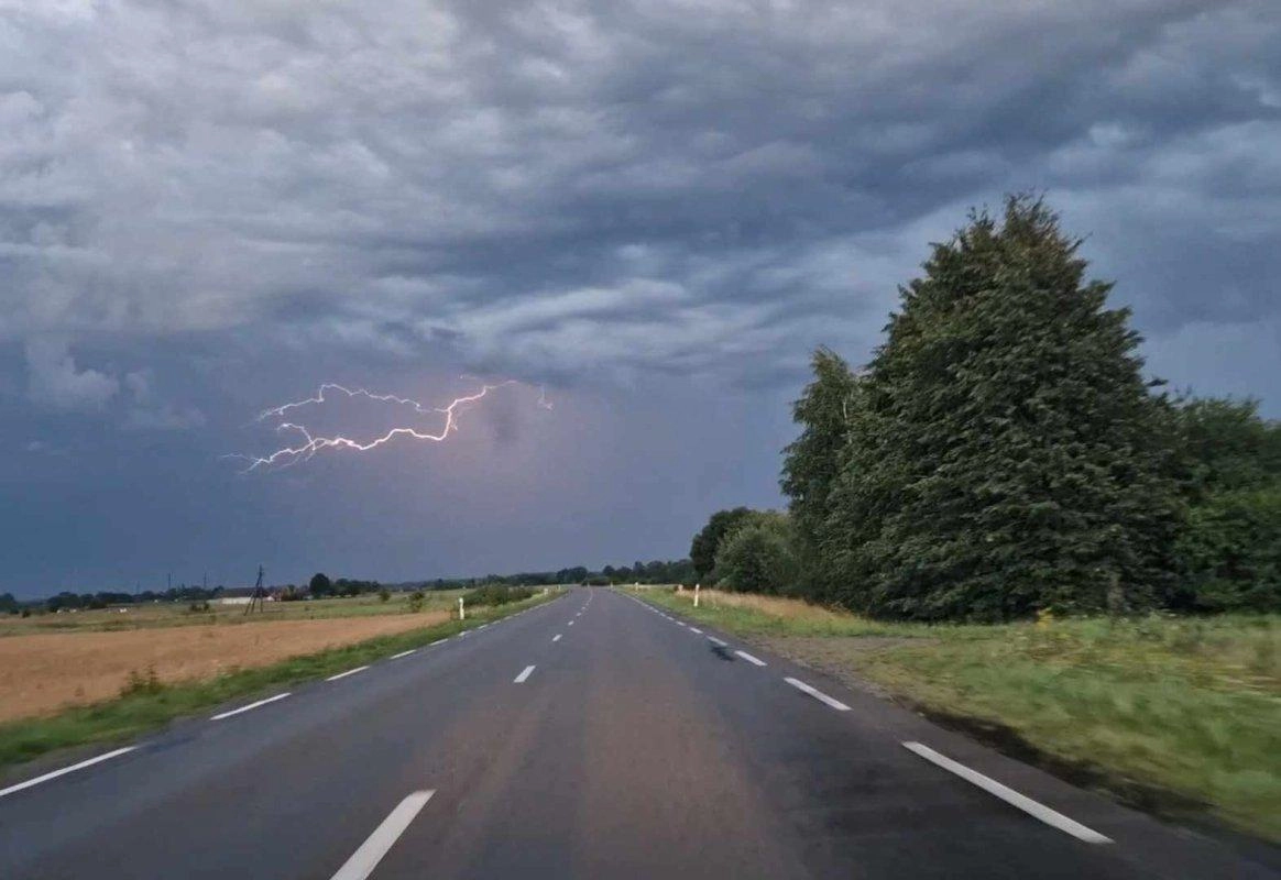 Praneša apie besiartinančią audrą