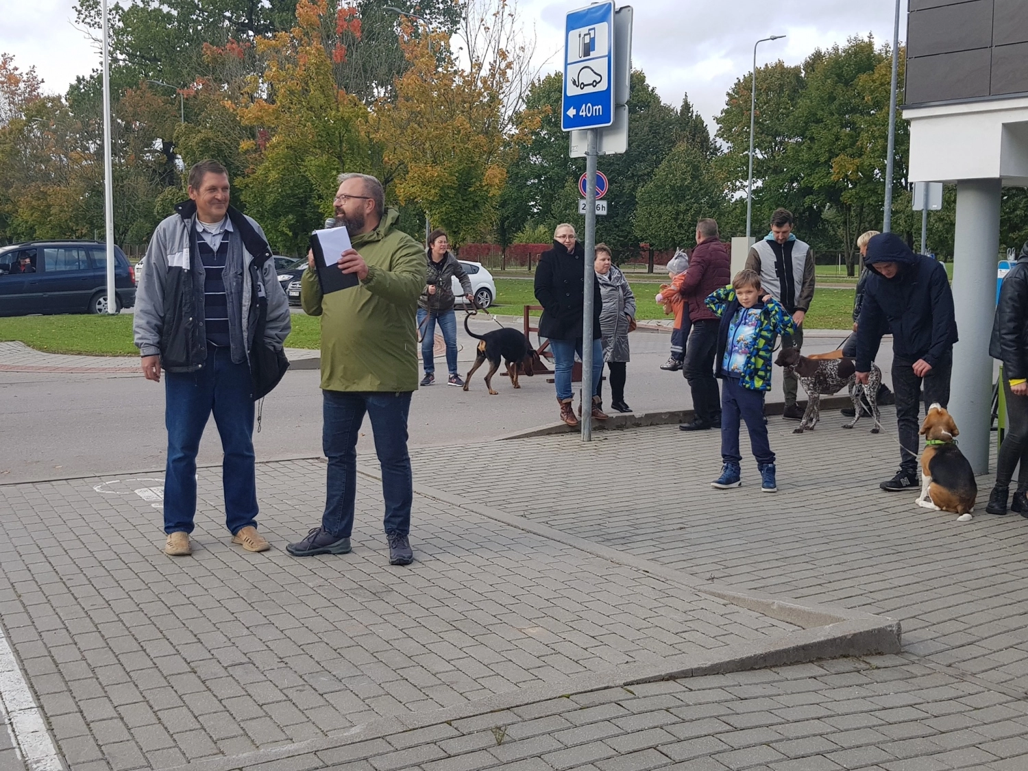 Prie bendruomenės namų šurmuliavo šeimos su augintiniais
