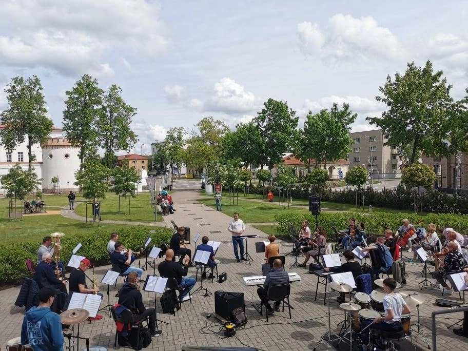 Prie Kultūros rūmų skambėjo orkestro muzika