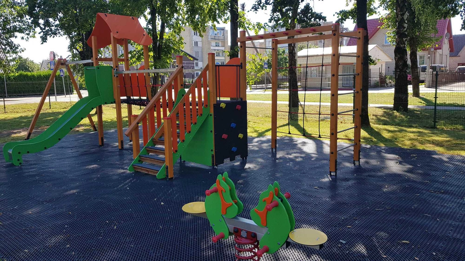 Prie Tauragės šeimos gerovės centro įrengta nauja vaikų žaidimų aikštelė