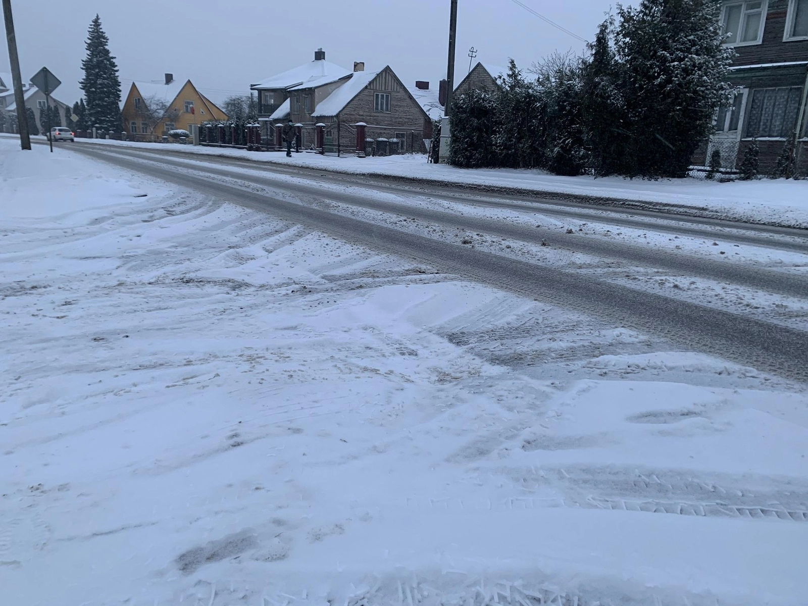 Pūga sunkina eismo sąlygas Vakarų ir Šiaurės Lietuvoje