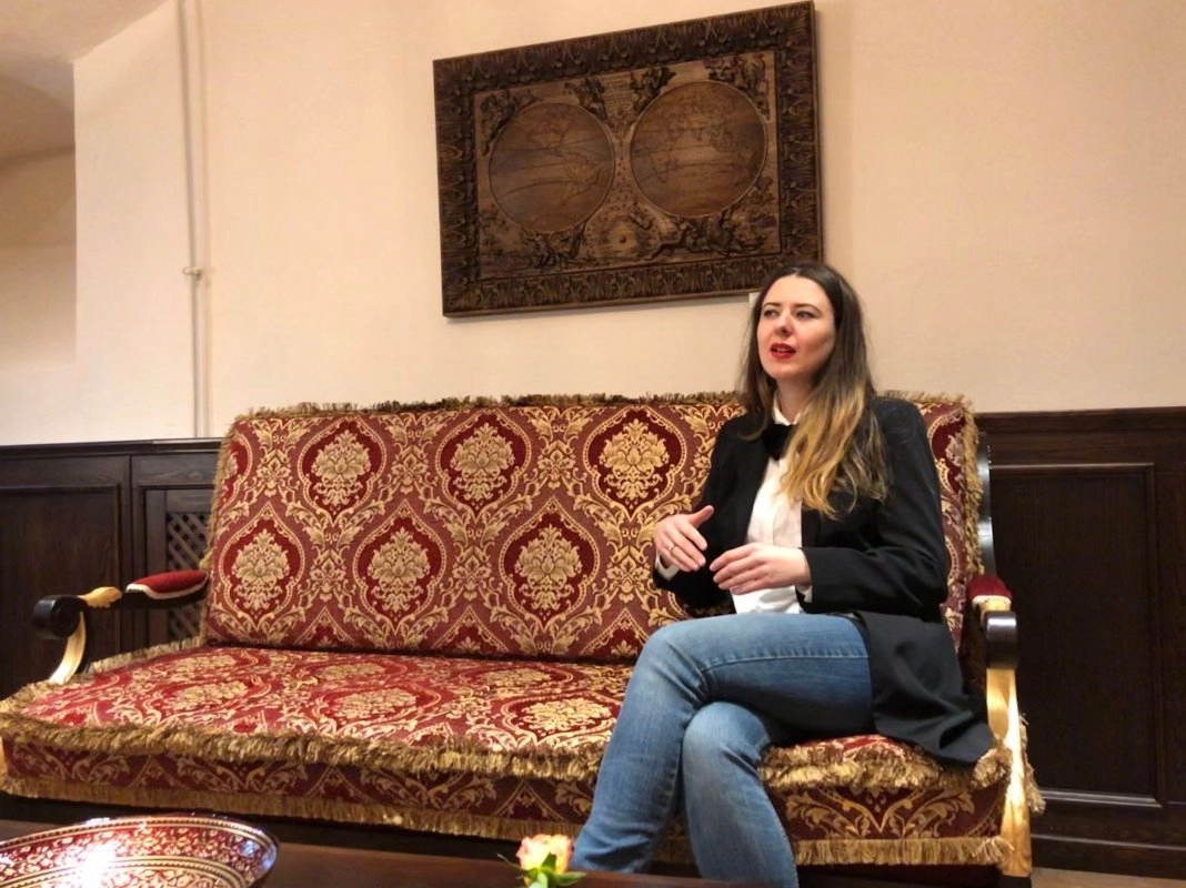 Renata Karvelis, burtai ir čiabukas