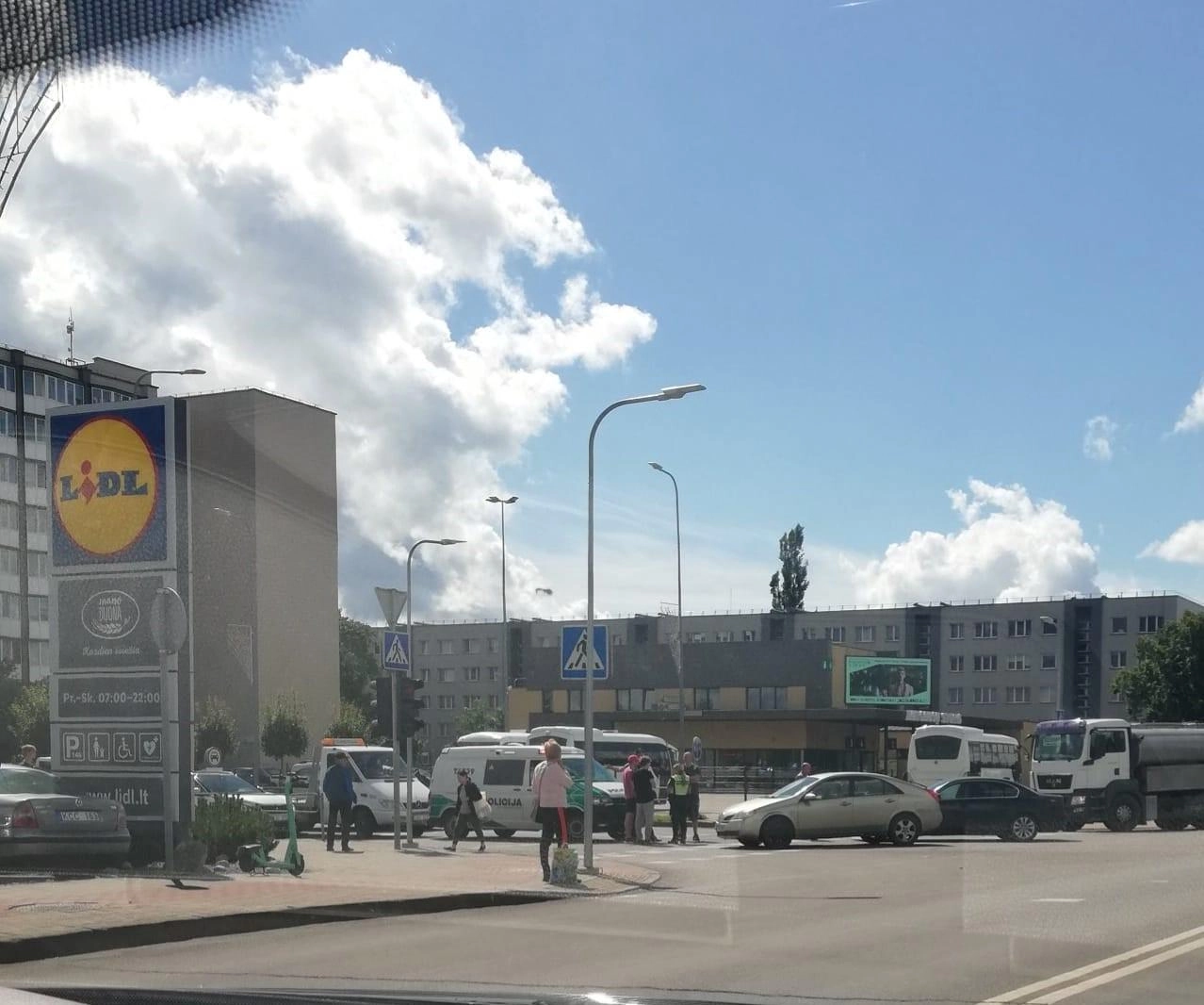 Sankryžoje susidūrė lengvieji automobiliai