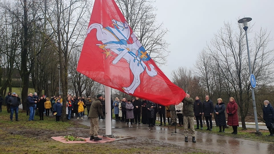 Sausio 13-oji: į 24 metrų aukštį iškelta istorinė vėl