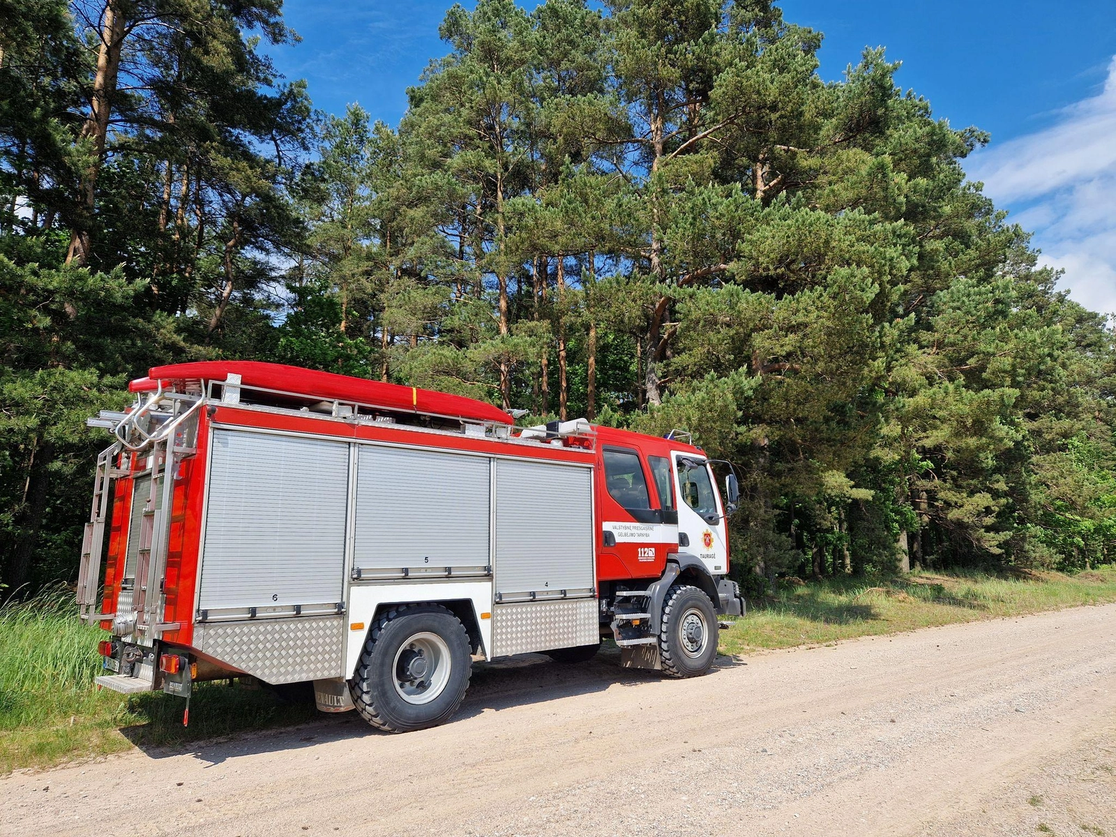 Savaitgalį pranešta apie 2 užsidegusius šieno presus