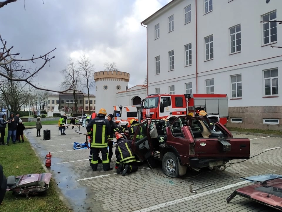 Sekmadienį prie pilies plušėjo specialiosios tarnybos – vyko avarijos inscenizacija