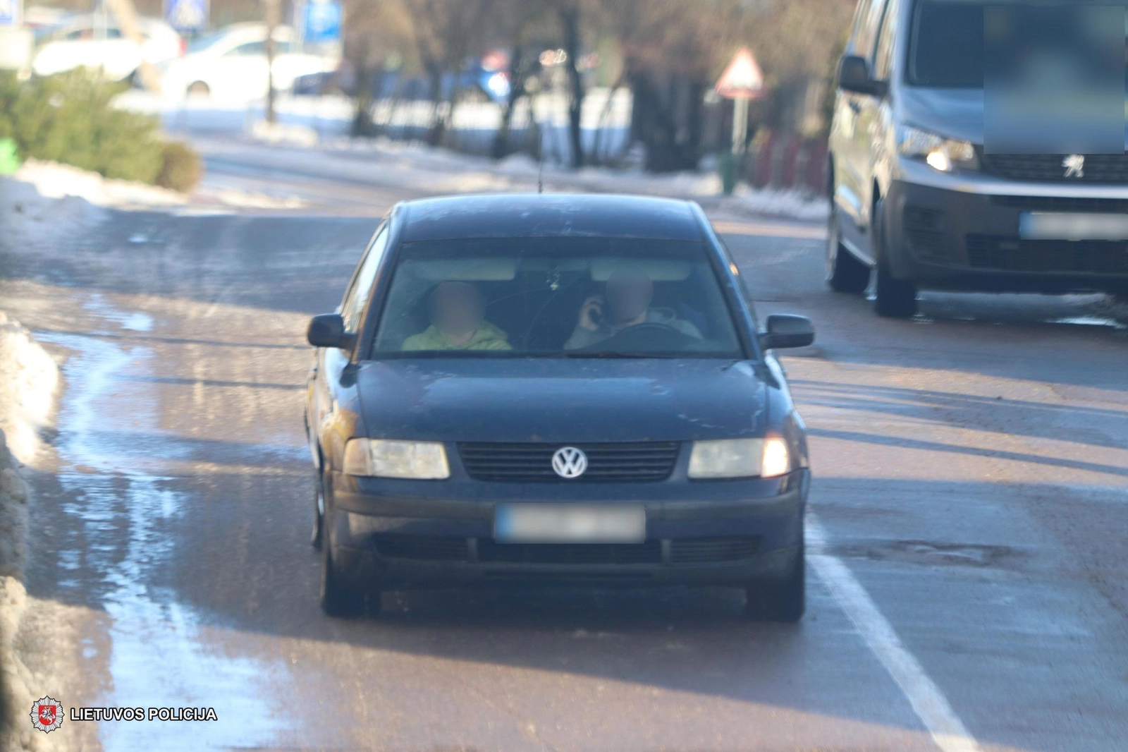 Sėsdami į automobilį nepamirškite prisisegti saugos diržo