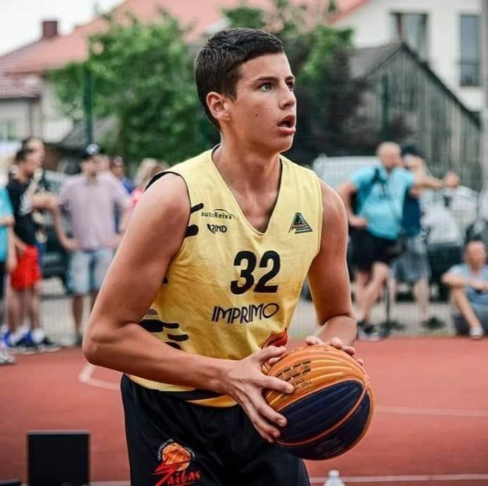 Šešiolikmetis Arnas pakviestas į vyrų krepšinio komandą