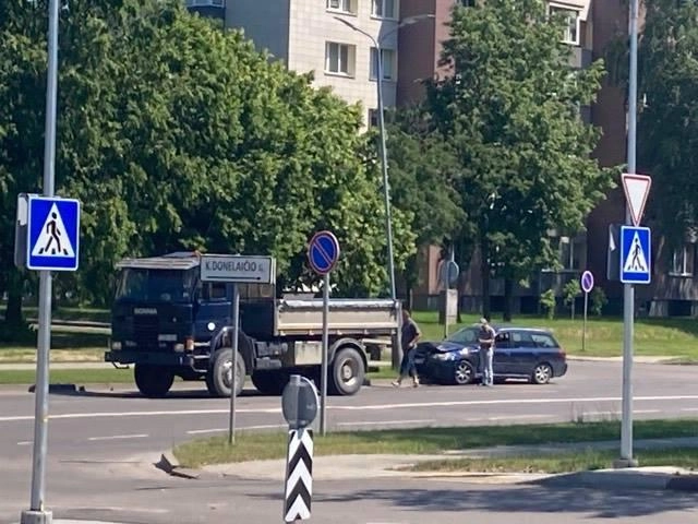 Tauragėje, Gedimino gatvėje susidūrė lengvasis automobilis ir suknvežimis