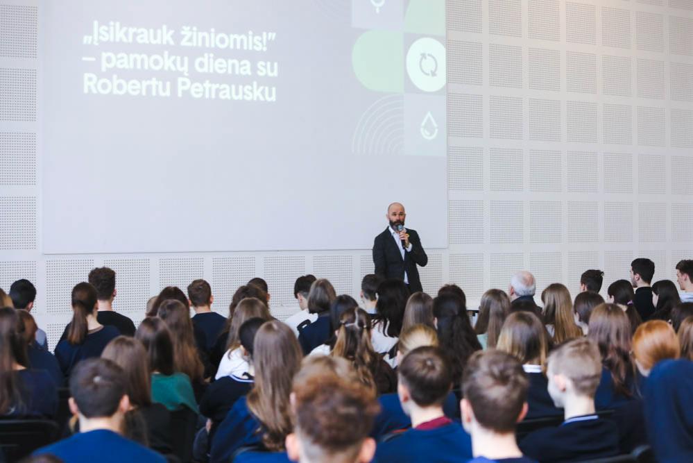 Tauragėje vyko išskirtinės pamokos su Robertu Petrausku „Įsikrauk žiniomis!”