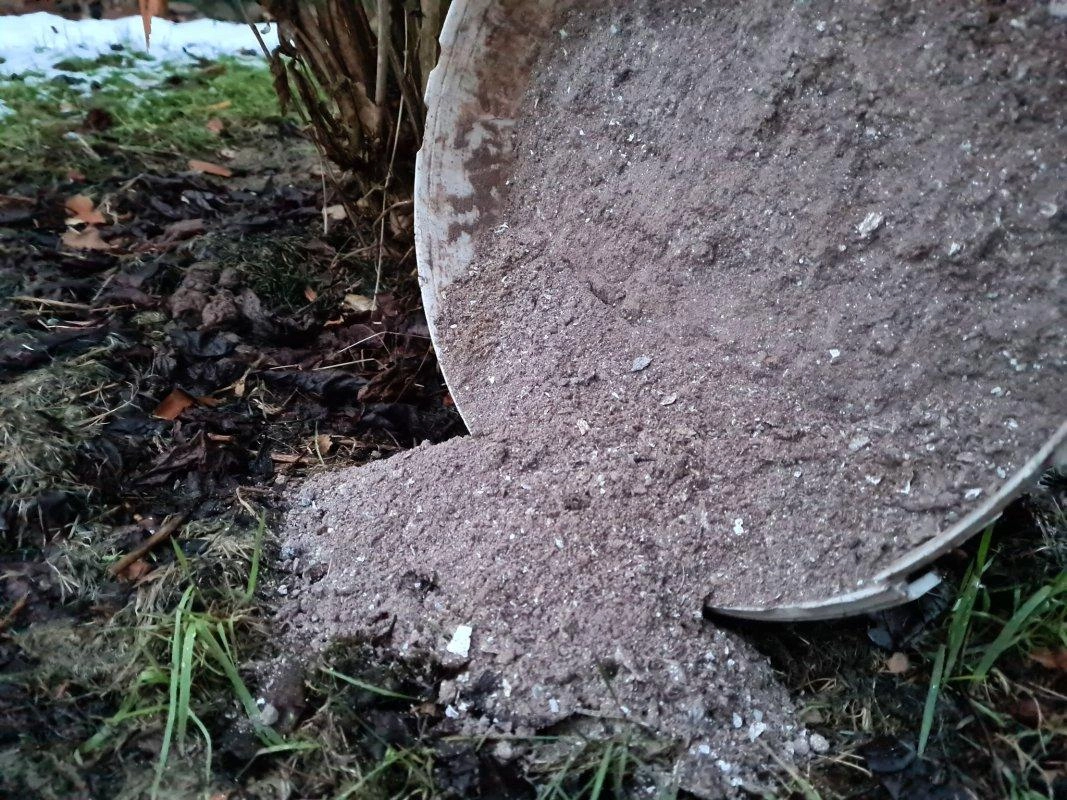 Tauragiškiams neramu dėl į konteinerius pilamų pelenų