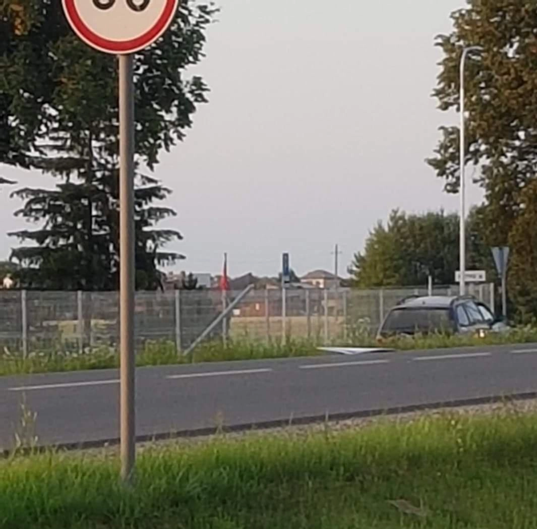 Tauruose nuo kelio nuvažiavo automobilis