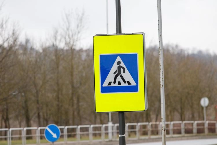 Tikrino, ar vairuotojai sustoja prieš pėsčiųjų perėjas